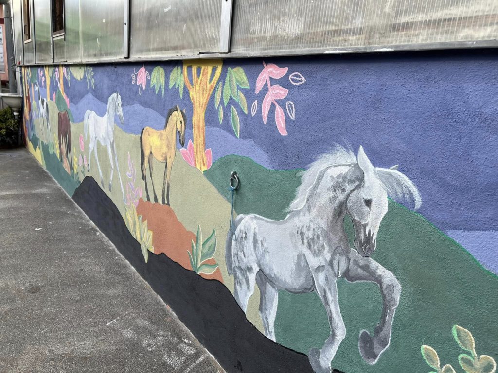 Le week-end du 24 et 25 septembre, avait lieu l’inauguration de la fresque réalisée pour le centre équestre de la ville de Colmar, à l’occasion de leur CSO caritatif annuel, organisé avec la Ligue Contre le Cancer 68.